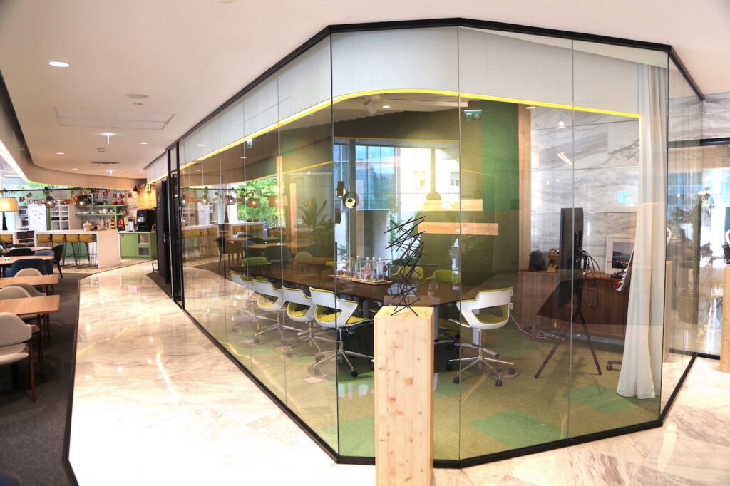 Glassroom01